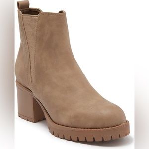 Tan Lug Sole Chelsea Boot, 8.5